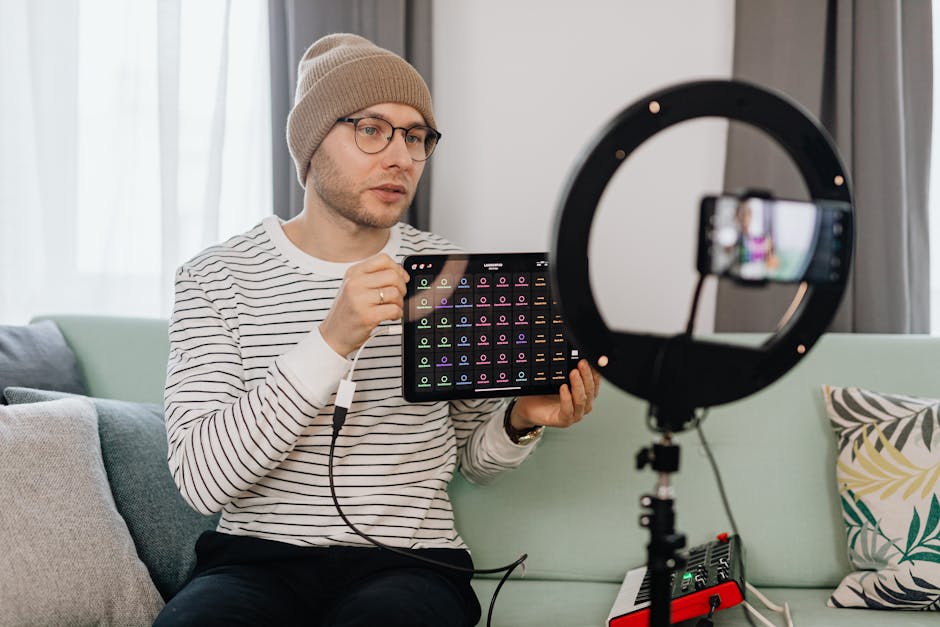 Recensore tecnologico che analizza un nuovo gadget alla scrivania
