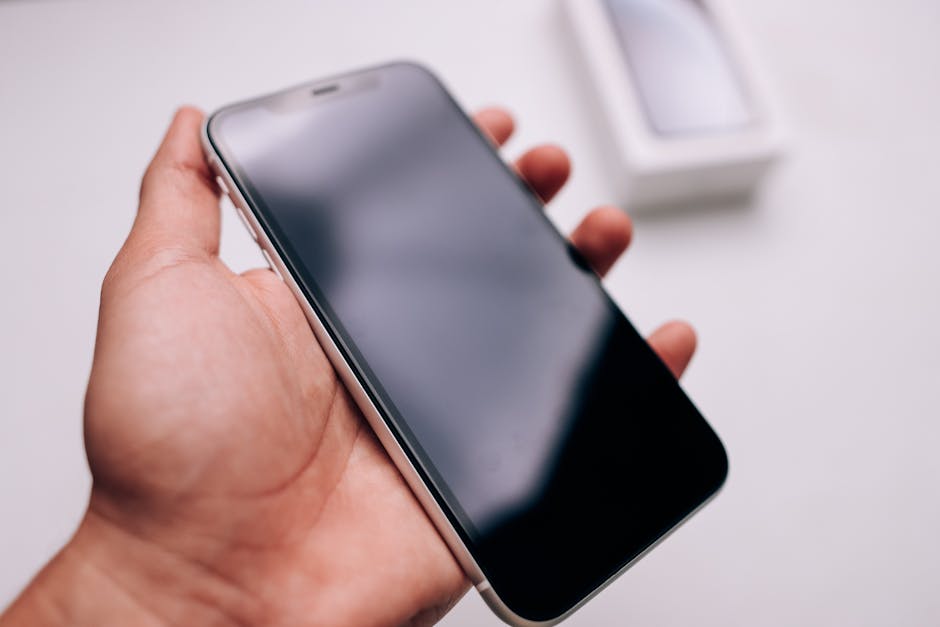 Persona che utilizza uno smartphone moderno per una recensione